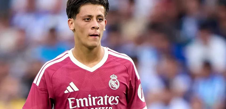 Futbolçu Real Madrid formasında meydançada
