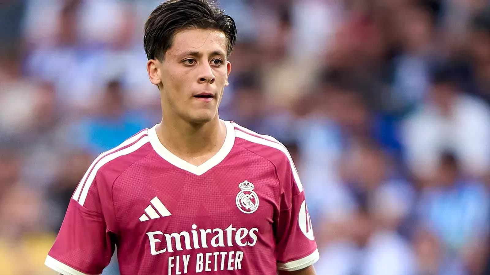 Futbolçu Real Madrid formasında meydançada