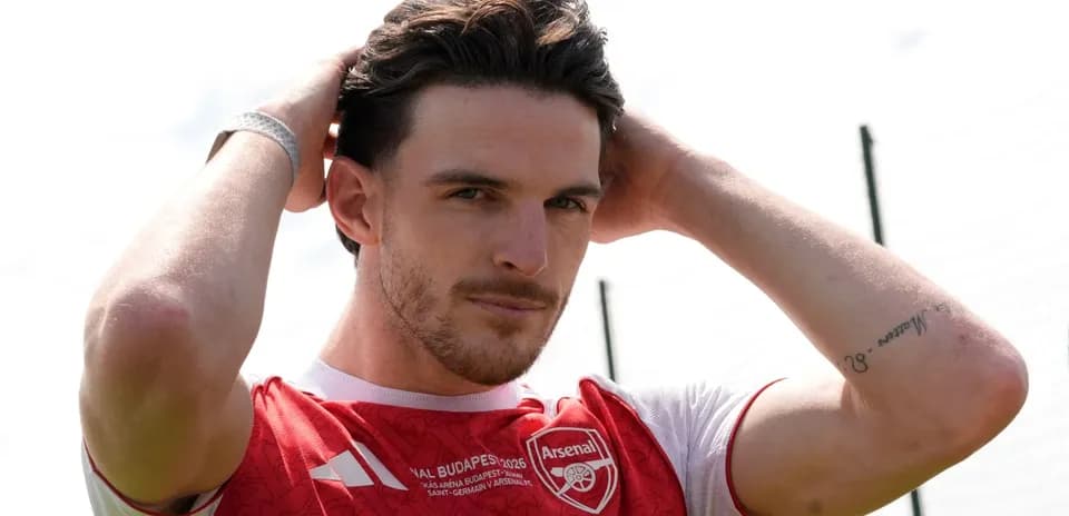 Futbolçu Arsenal formasında saçını düzəldir