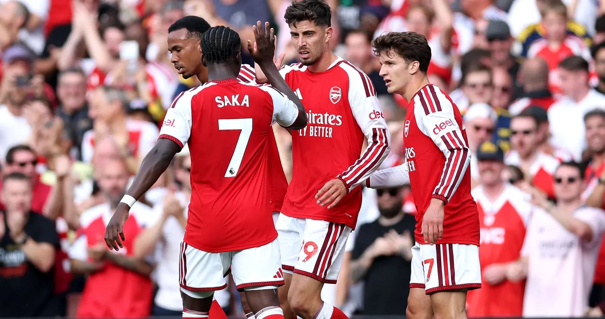 Arsenal futbolçuları qolla sevinirlər