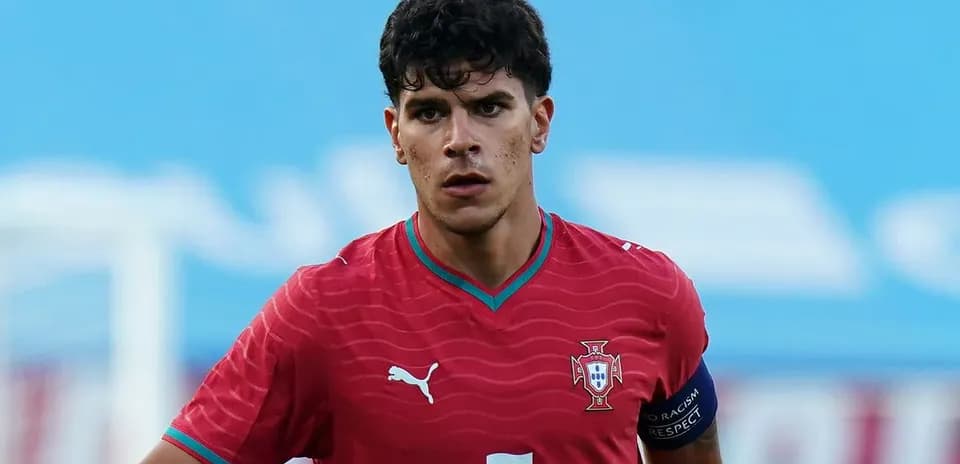 Futbolçu Portuqaliya formasında meydanda durur