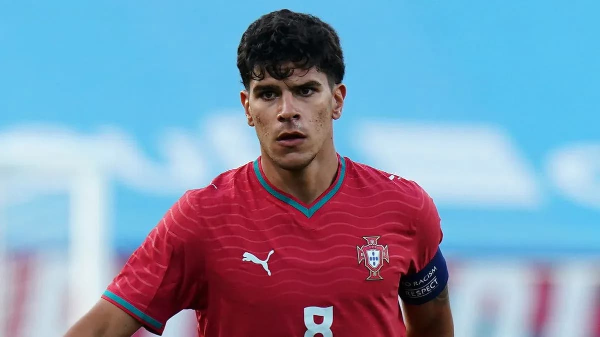 Futbolçu Portuqaliya formasında meydanda durur