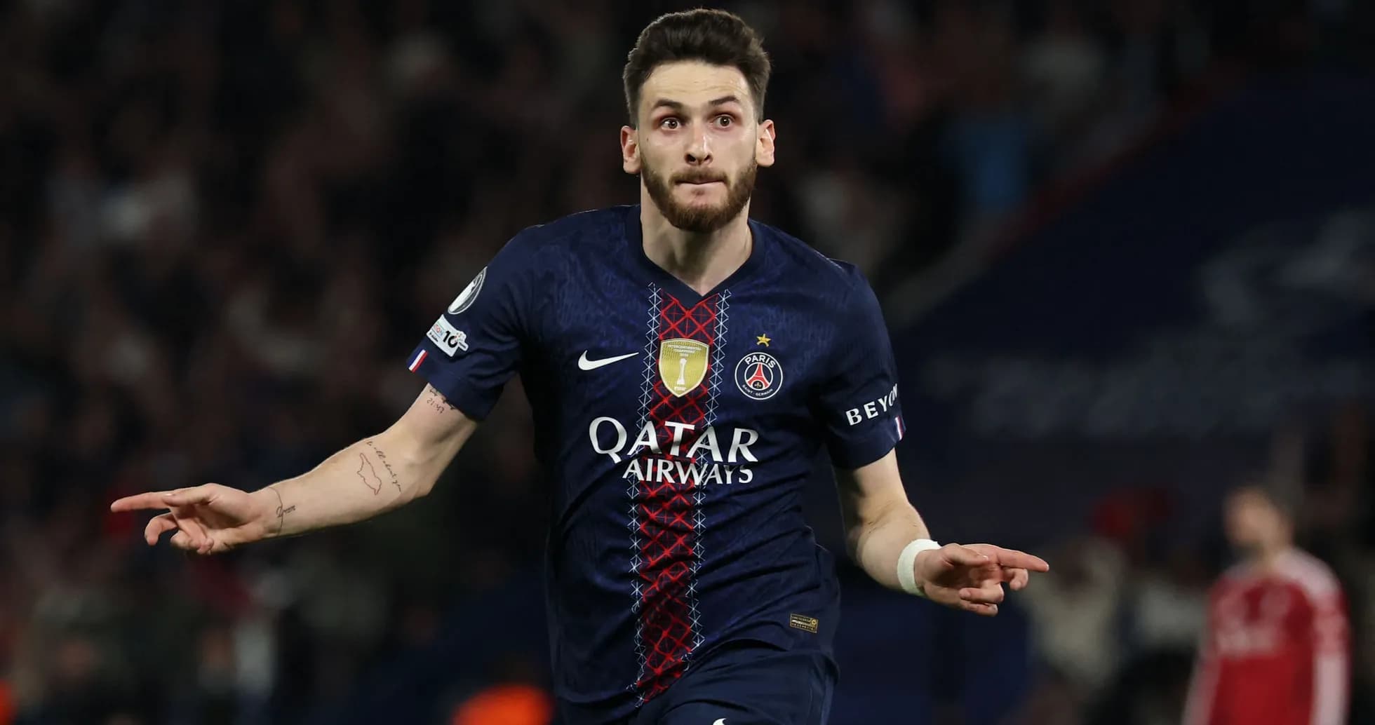 Futbolçu qol vurduqdan sonra sevincini ifadə edir