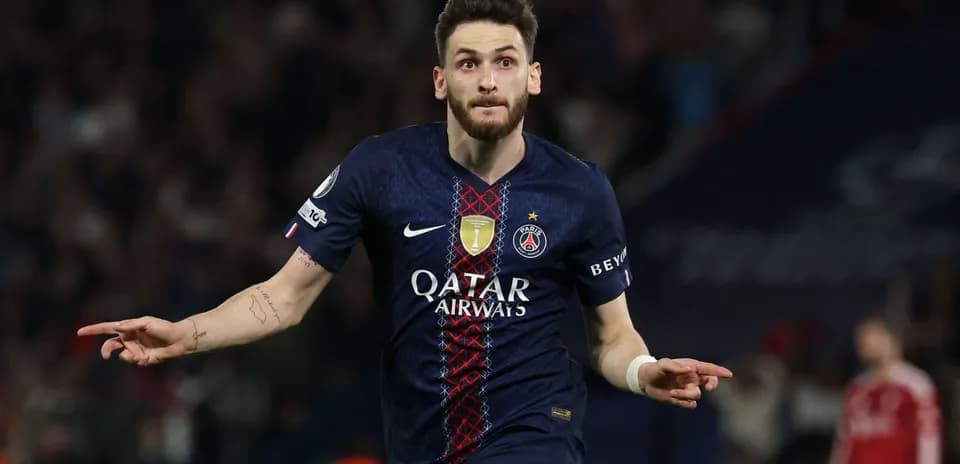 Futbolçu qol vurduqdan sonra sevincini ifadə edir