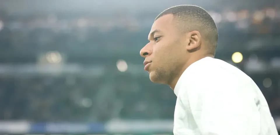 Futbolçu oyun öncəsi stadionda düşüncədədir