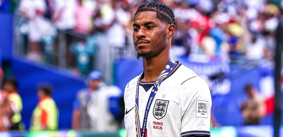 Futbolçu medal ilə stadionda yürüyür