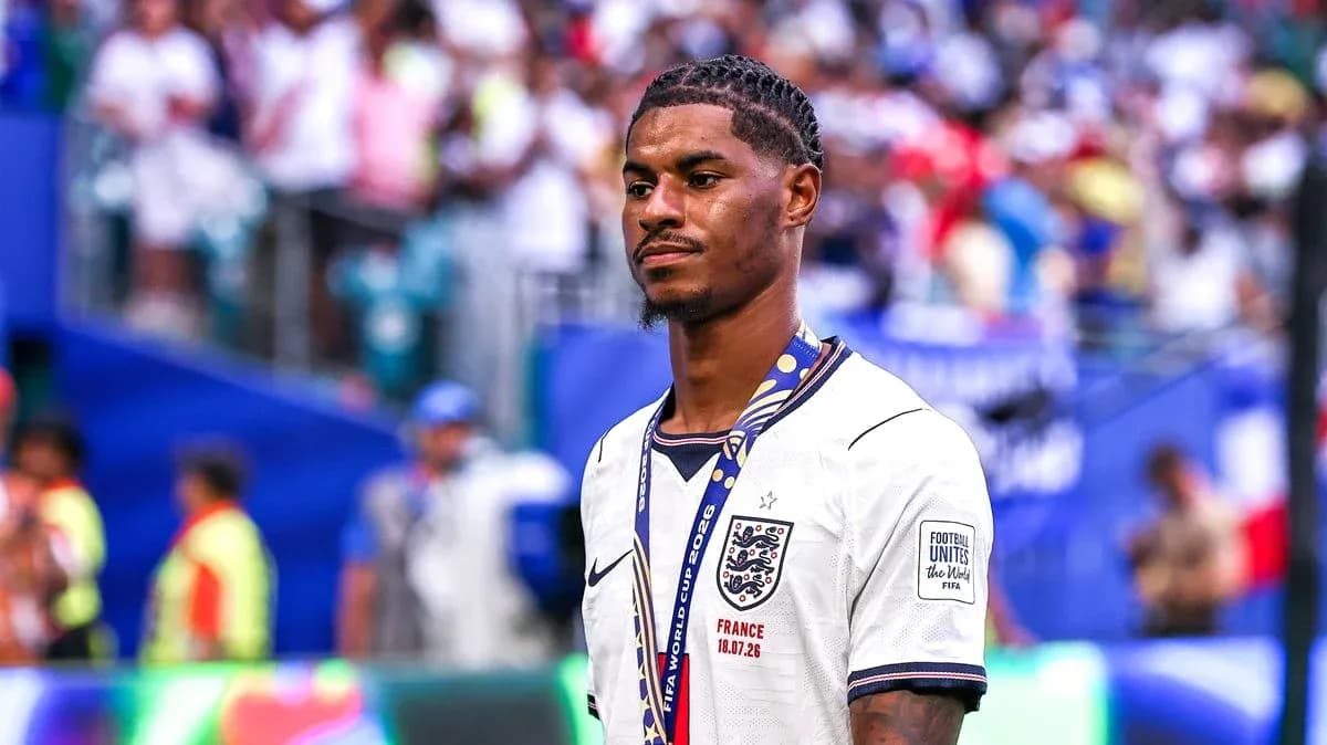 Futbolçu medal ilə stadionda yürüyür