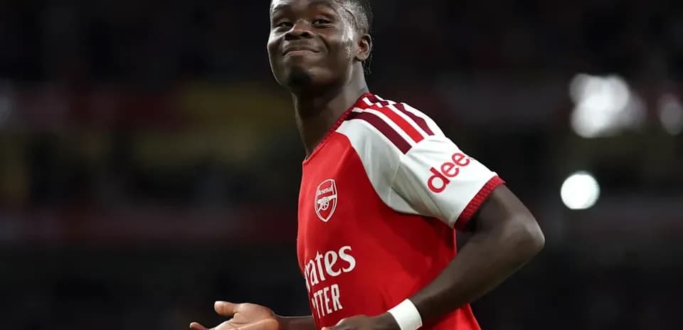 Futbolçu Arsenal formasında gülümsəyərək poz verib