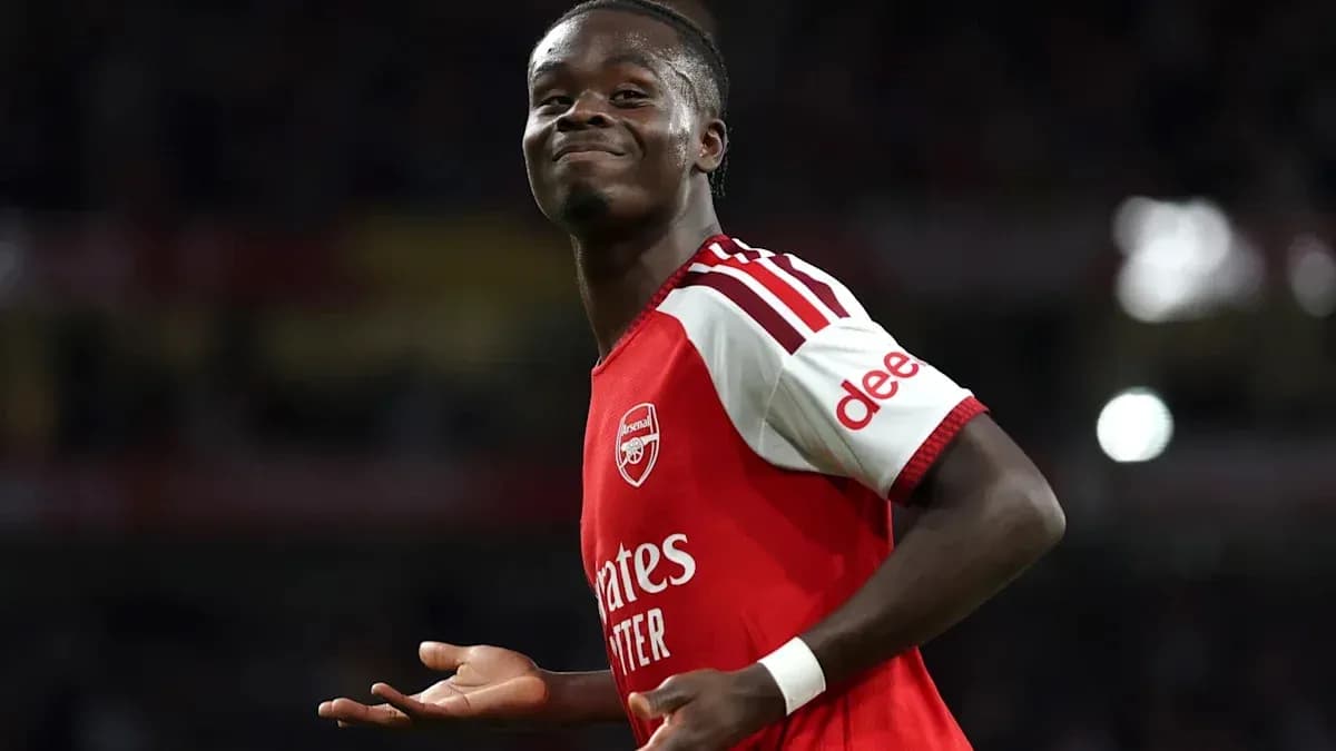 Futbolçu Arsenal formasında gülümsəyərək poz verib