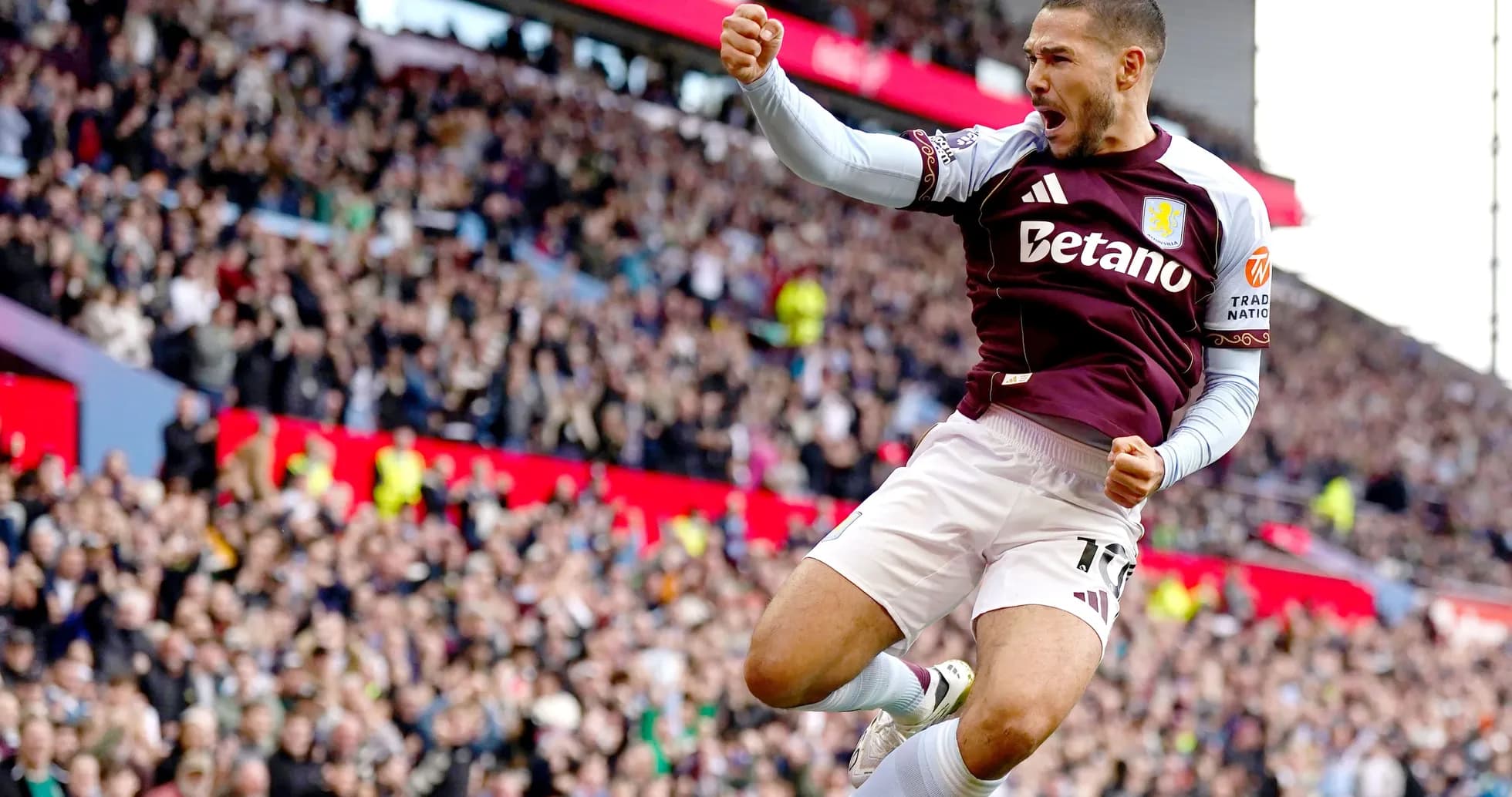 Aston Villa oyunçusu qol sevinci yaşayır