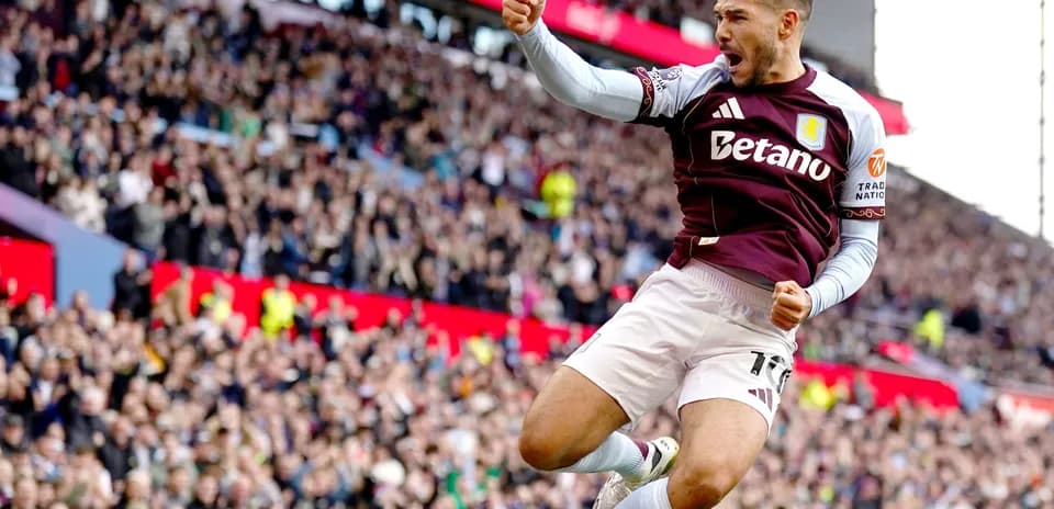 Aston Villa oyunçusu qol sevinci yaşayır
