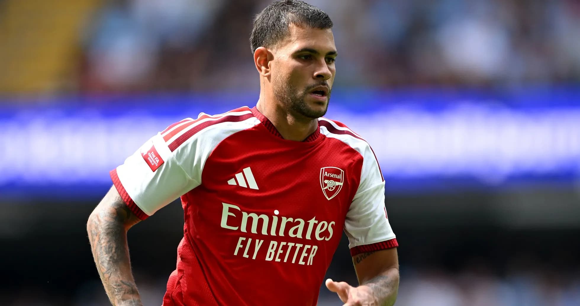Futbolçu Arsenal formasında meydanda hərəkət edir