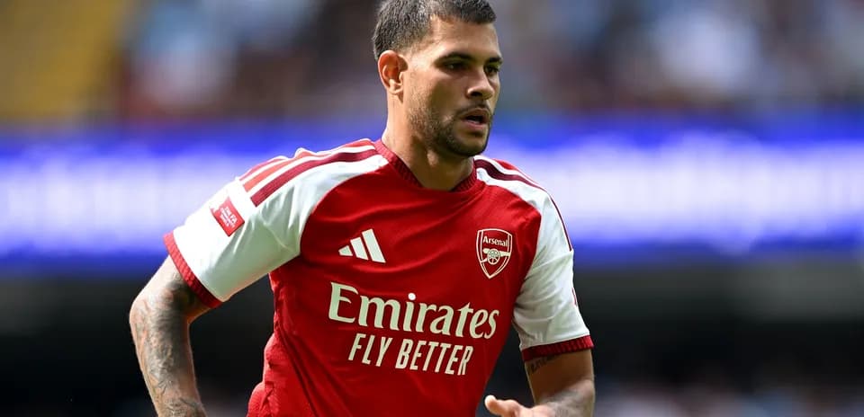 Futbolçu Arsenal formasında meydanda hərəkət edir