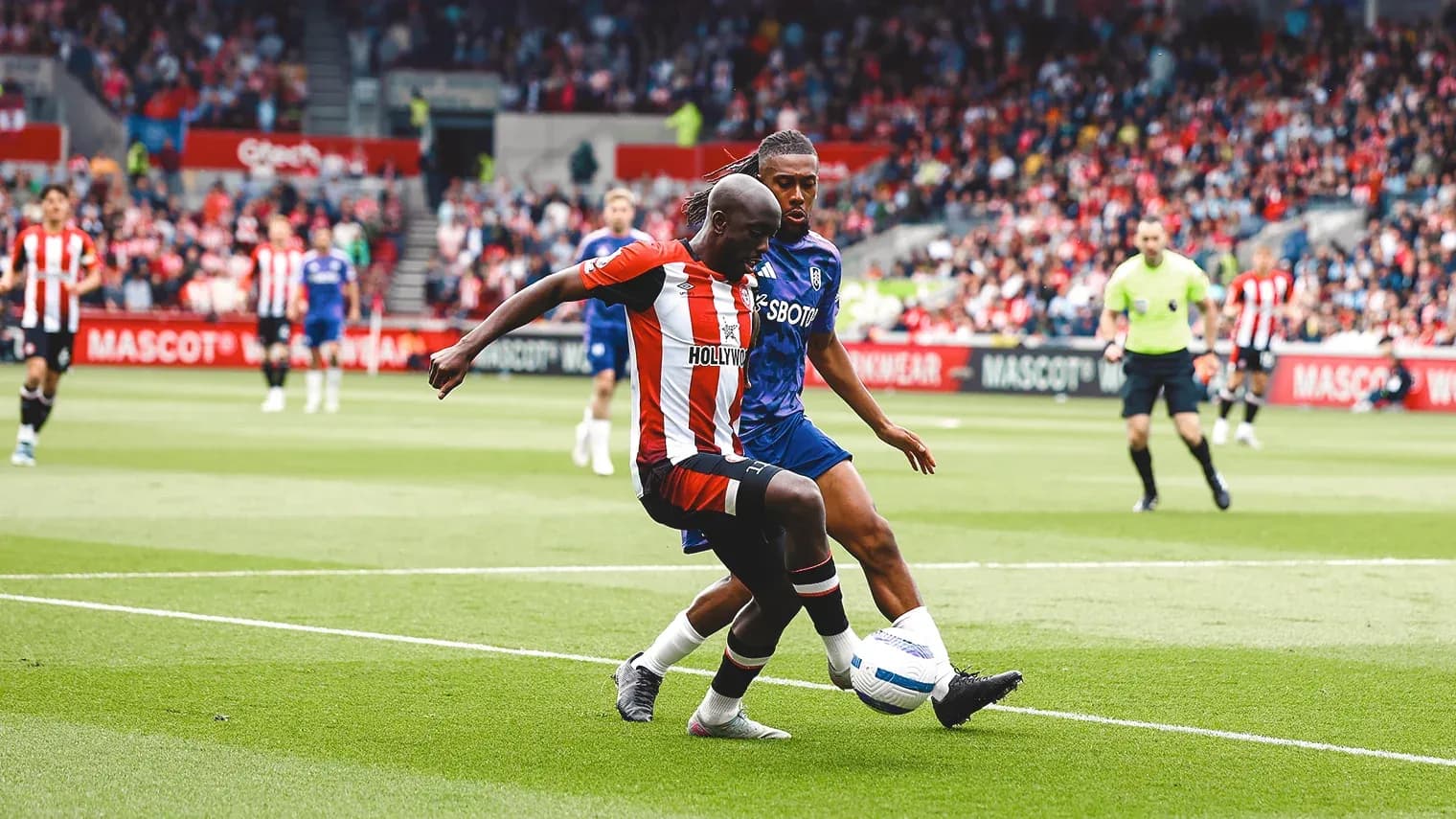 Brentford və Fulham oyunçuları top üçün mübarizə aparır