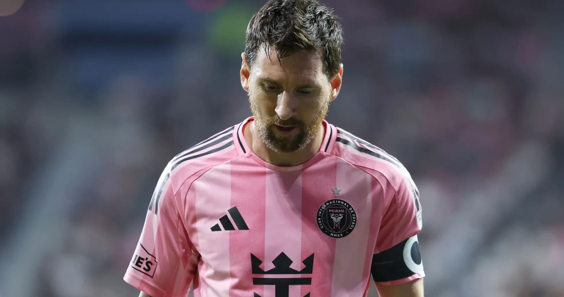 Lionel Messi in pink jersey during match