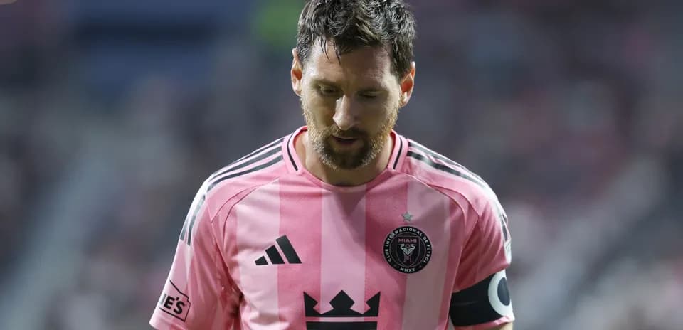 Lionel Messi in pink jersey during match