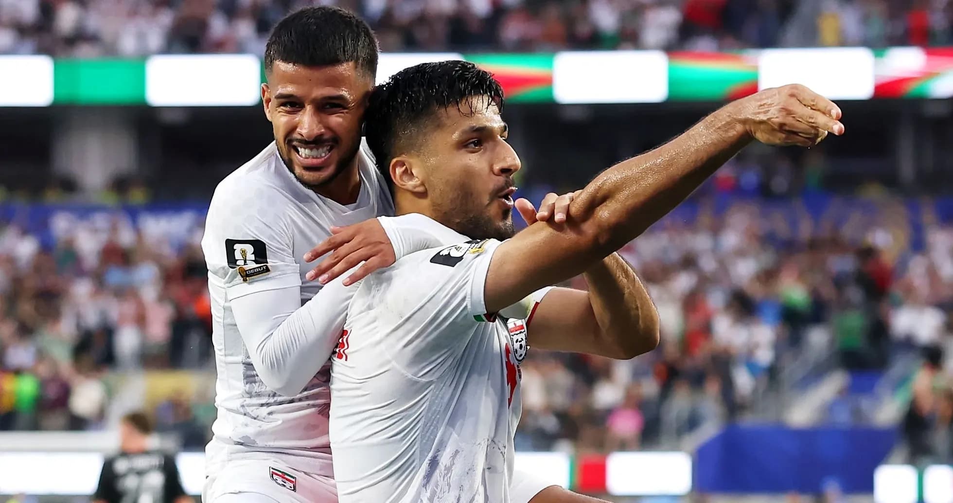 İki futbolçu qol sevinci yaşayır