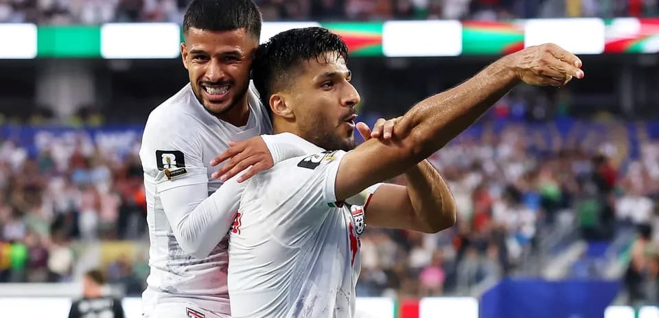 İki futbolçu qol sevinci yaşayır