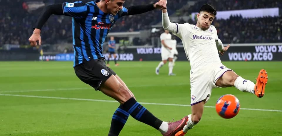 Fiorentina və Atalanta futbolçuları mübarizə aparır