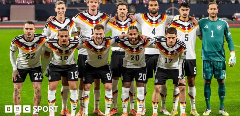 Alman futbol komandası poz verərək şəkil çəkdirir