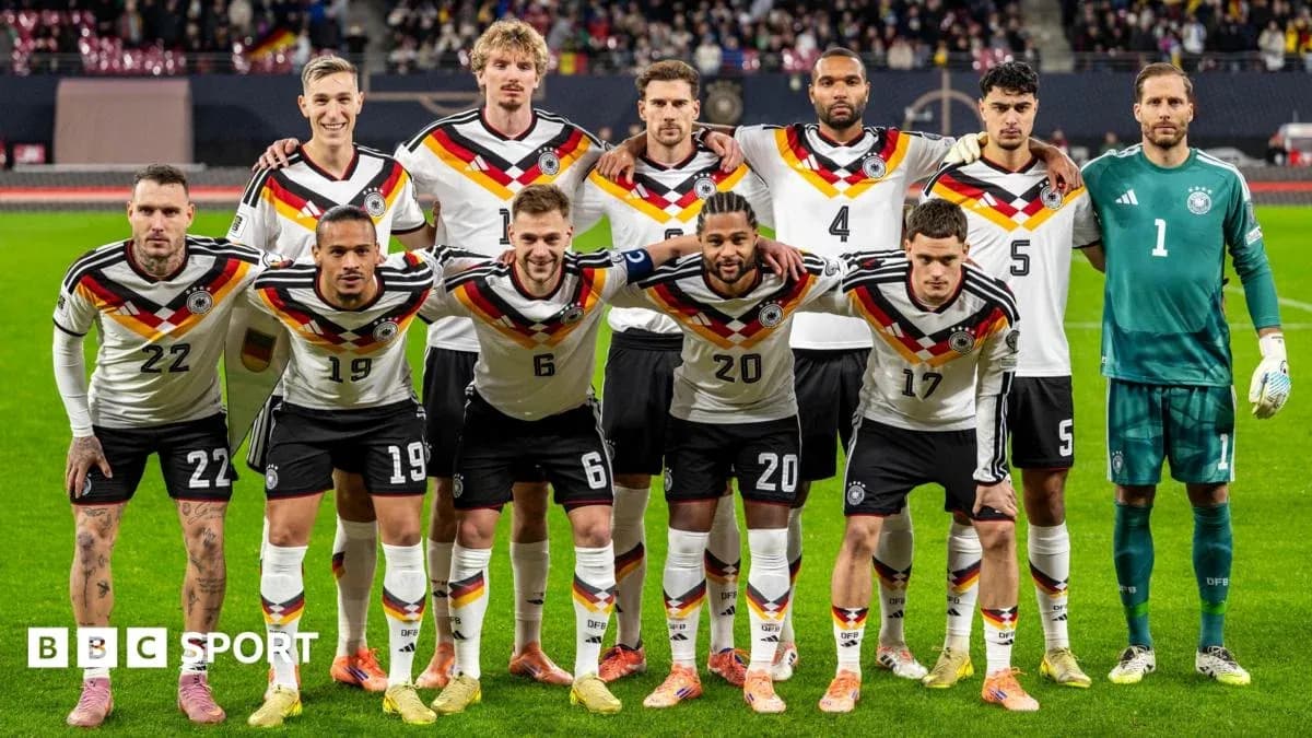 Alman futbol komandası poz verərək şəkil çəkdirir
