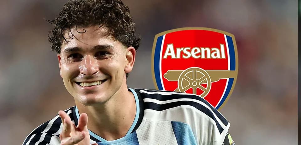 Futbolçu Arsenal logo ilə gülümsəyərək poz verib