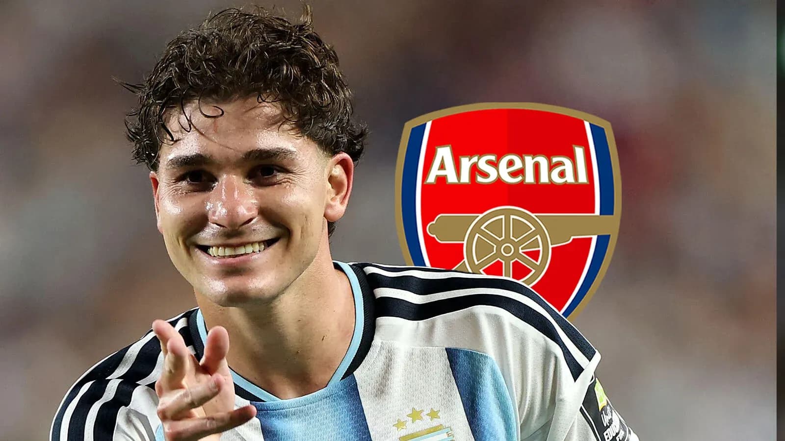 Futbolçu Arsenal logo ilə gülümsəyərək poz verib