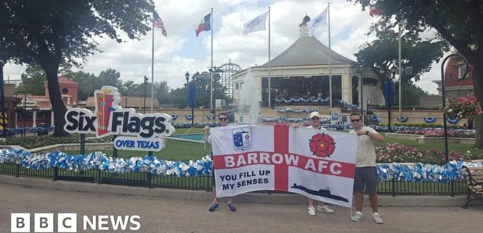 İki fan BARROW AFC bayrağı ilə Six Flags önündə
