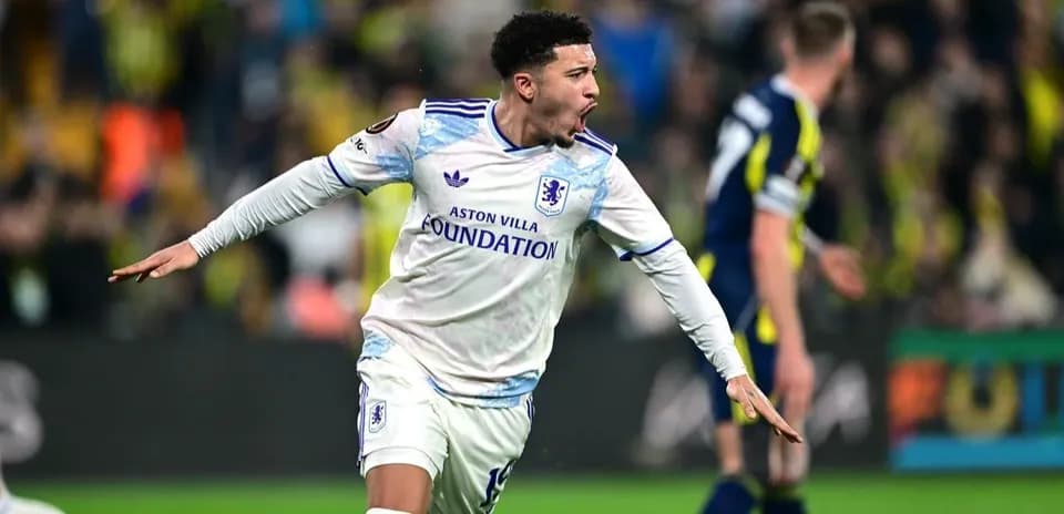 Aston Villa oyunçusu qol sevincini yaşayır