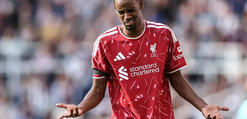 Futbolçu Liverpool formasında meydanda çaresiz görünür