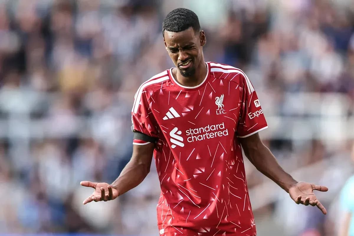 Futbolçu Liverpool formasında meydanda çaresiz görünür