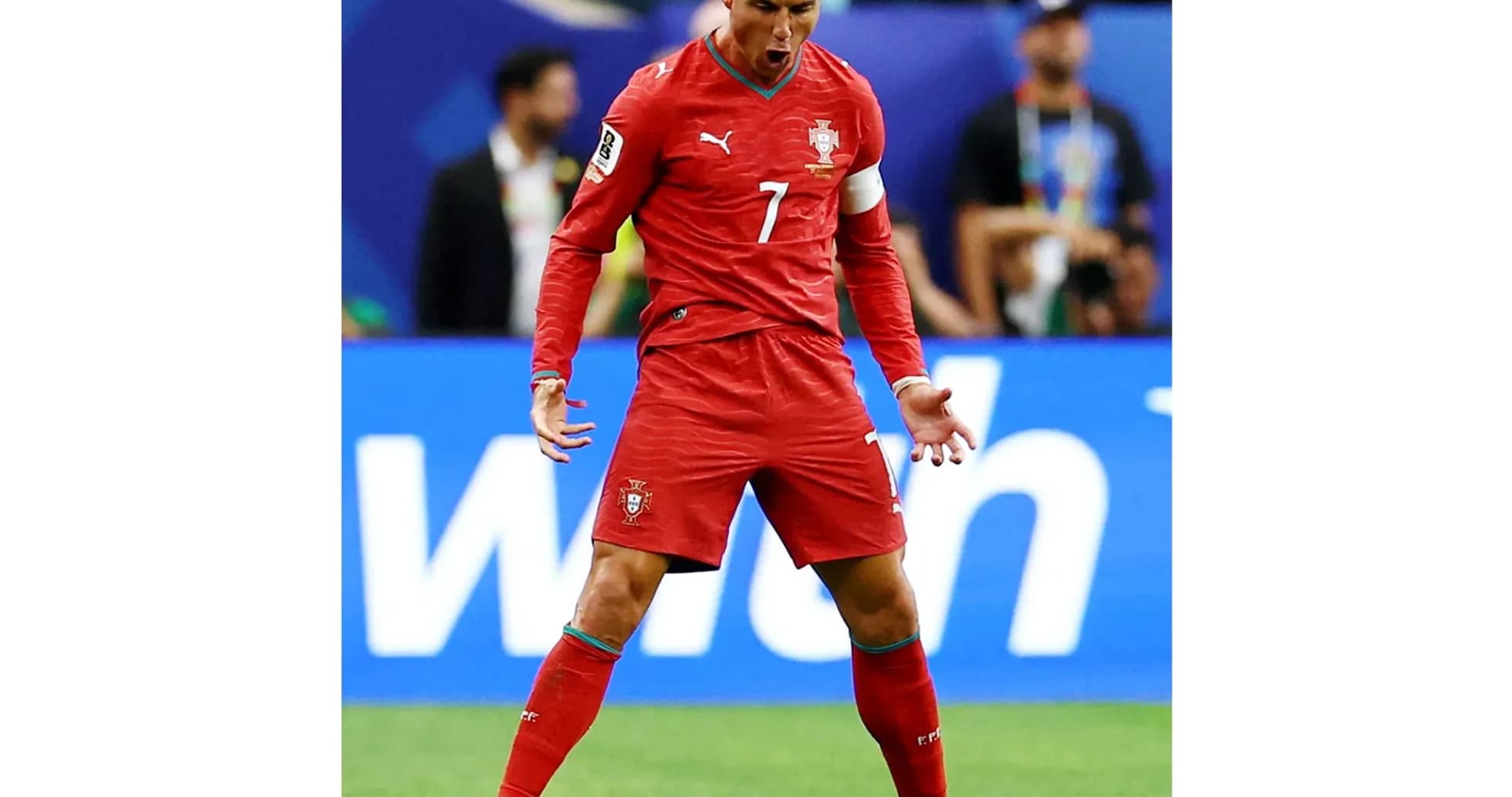 Portuqaliya futbolçusu sevinclə