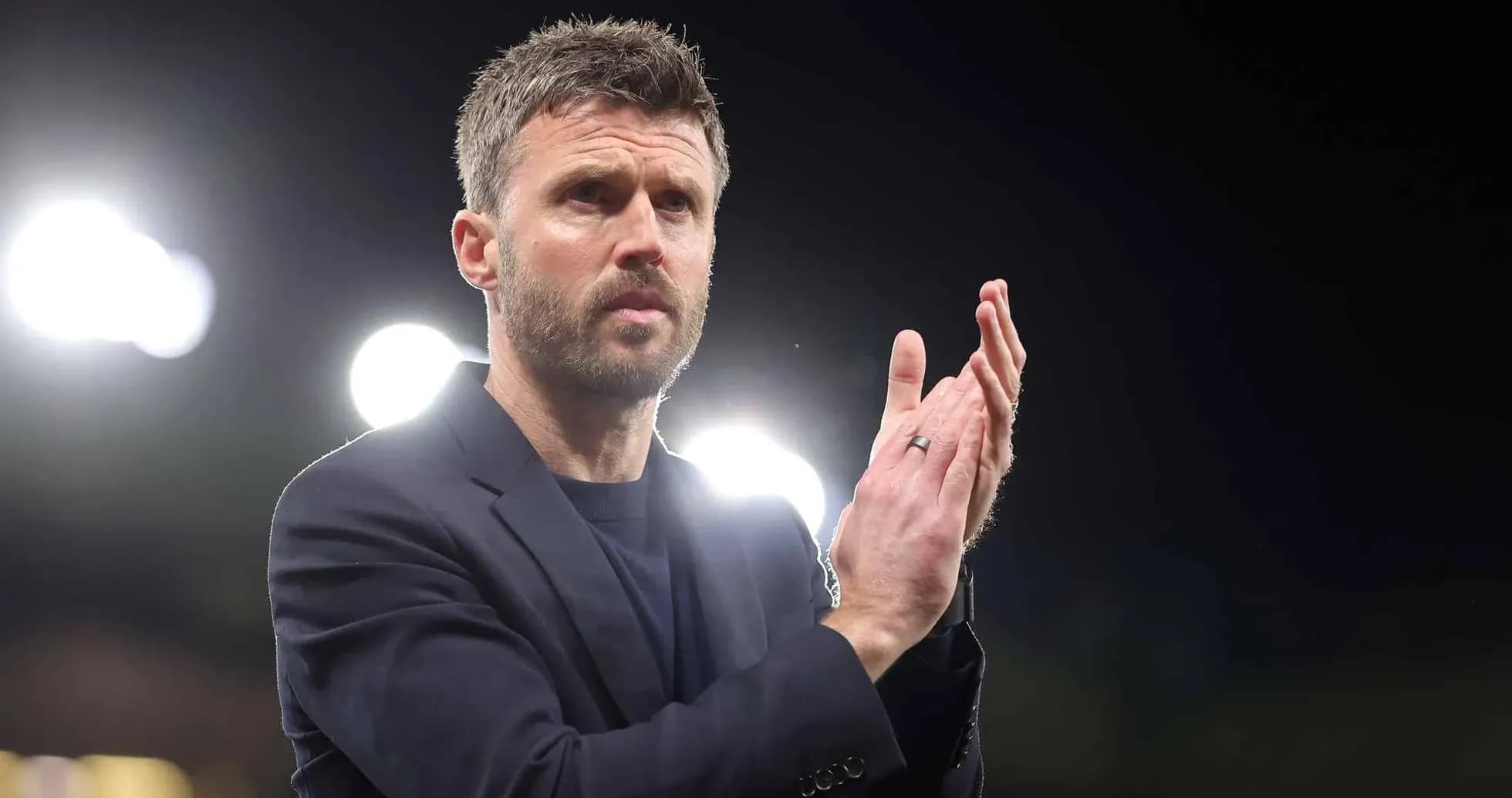 Menecer alqış edir işıqlandırılmış stadionda