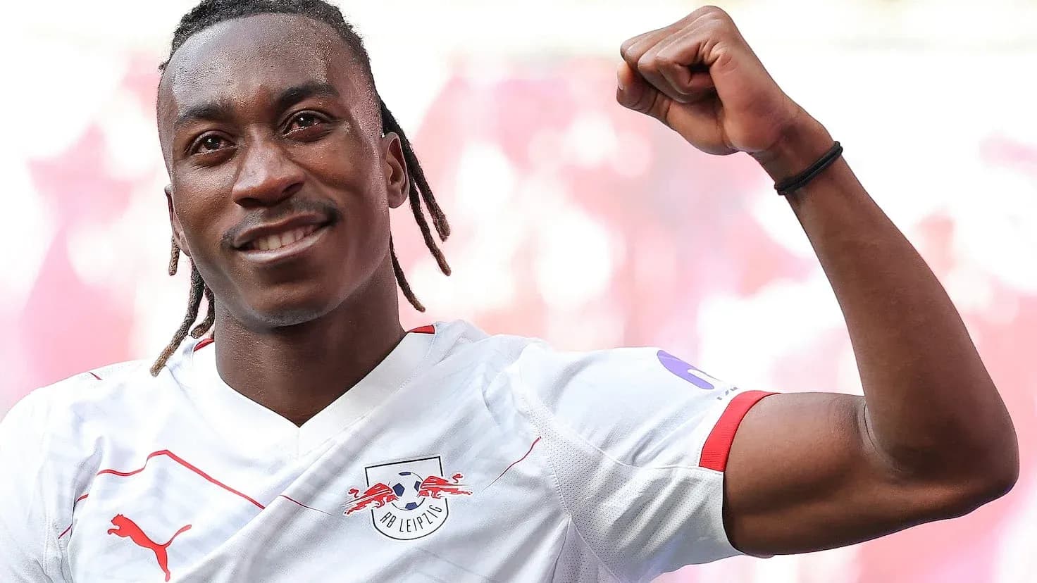 Futbolçu qələbə işarəsi edərək gülümsəyir