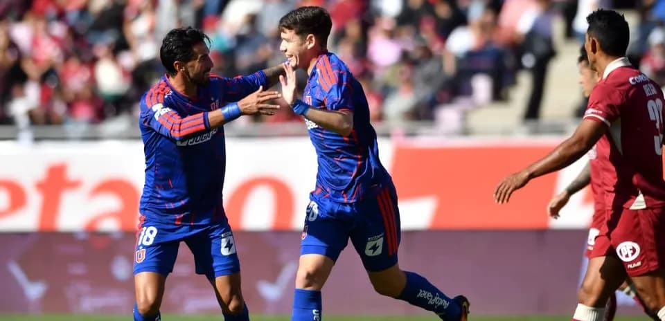 Universidad de Chile futbolçuları sevincini qeyd edir
