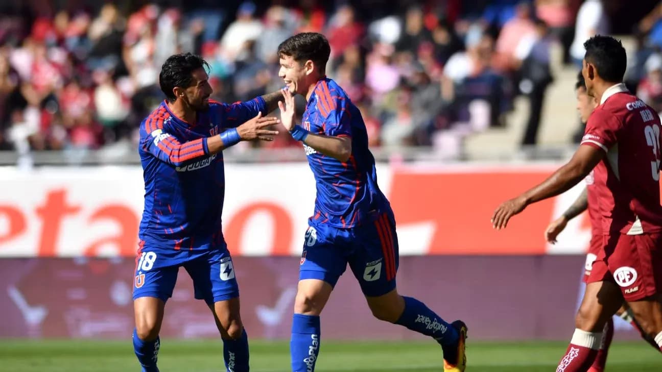 Universidad de Chile futbolçuları sevincini qeyd edir