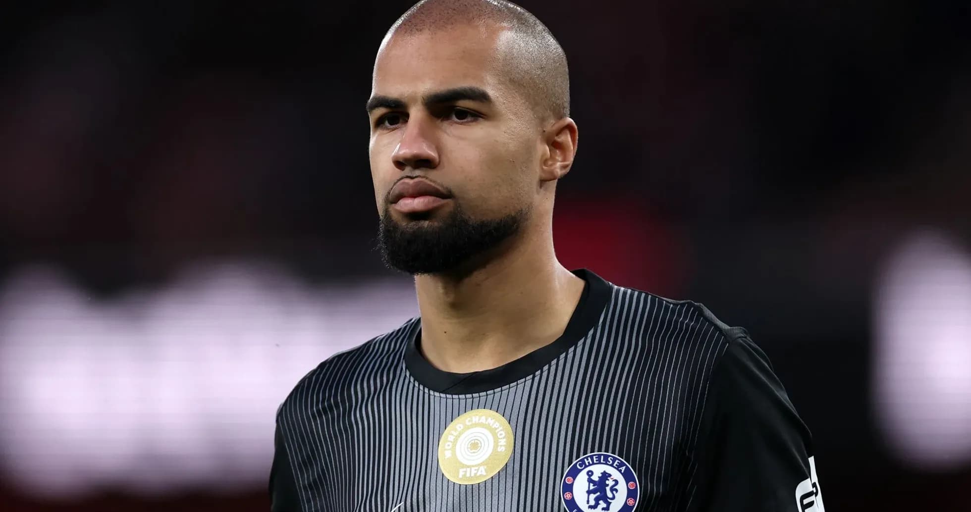 Futbolçu Chelsea formasında stadyonda durur
