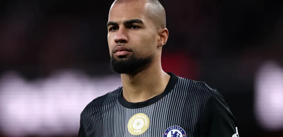 Futbolçu Chelsea formasında stadyonda durur