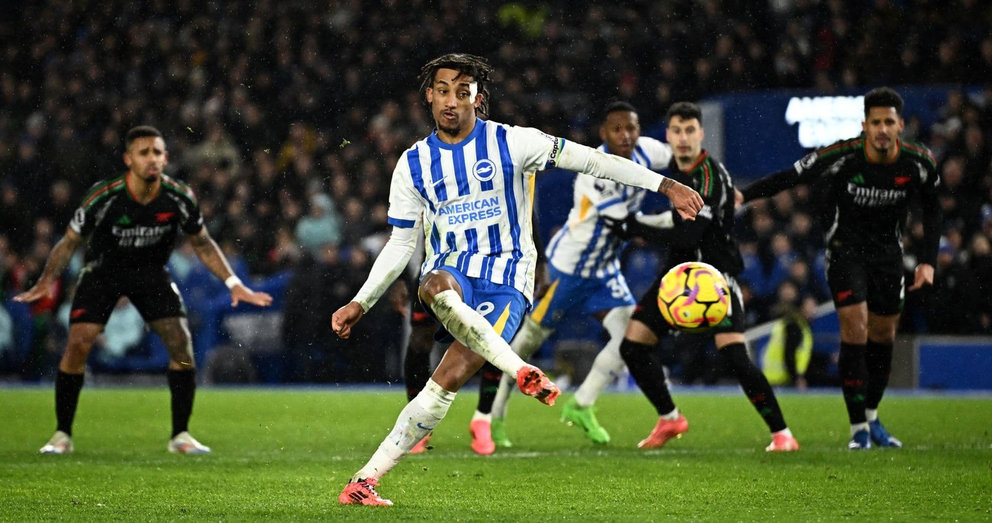 Brighton futbolçusu penalti vurur