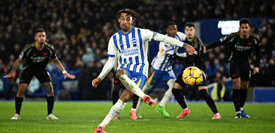 Brighton futbolçusu penalti vurur