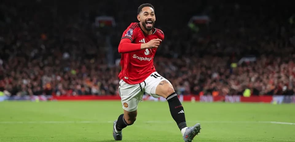 Mancester Yunaytedin futbolçusu sevinir