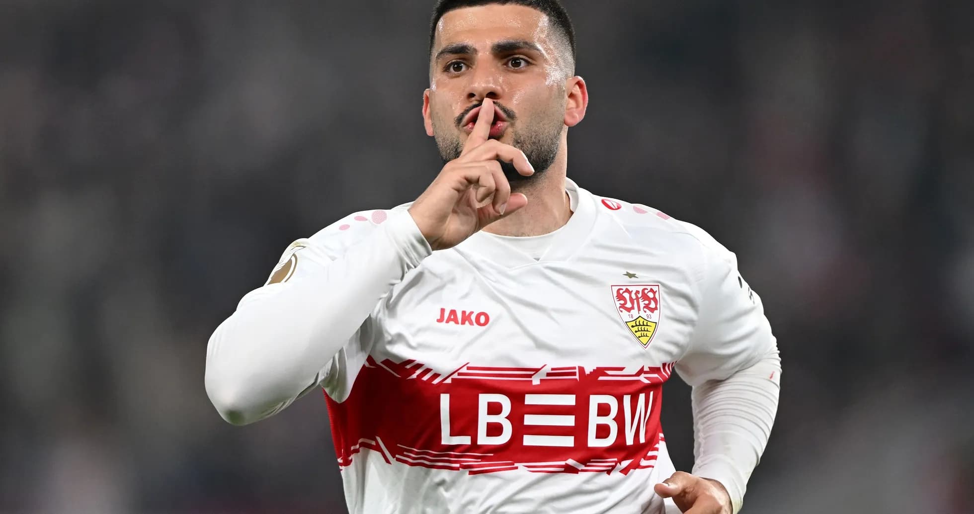 Futbolçu qol vurduqdan sonra susma işarəsi edir