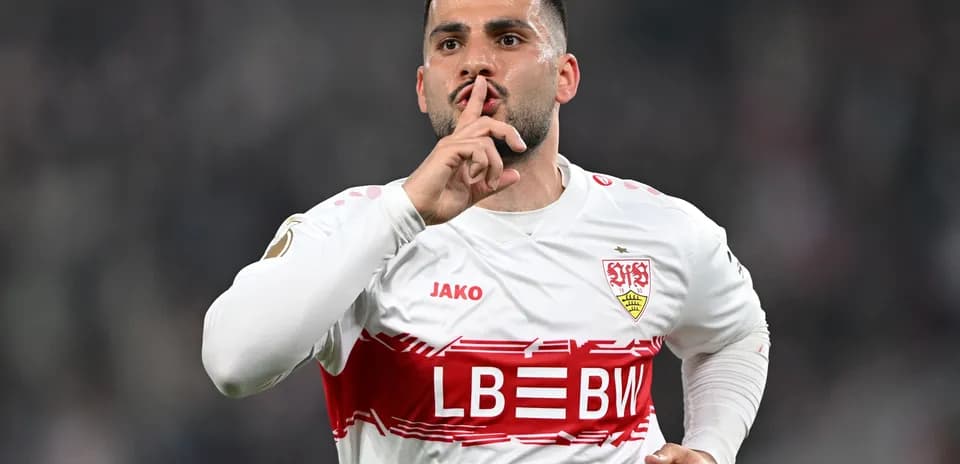 Futbolçu qol vurduqdan sonra susma işarəsi edir