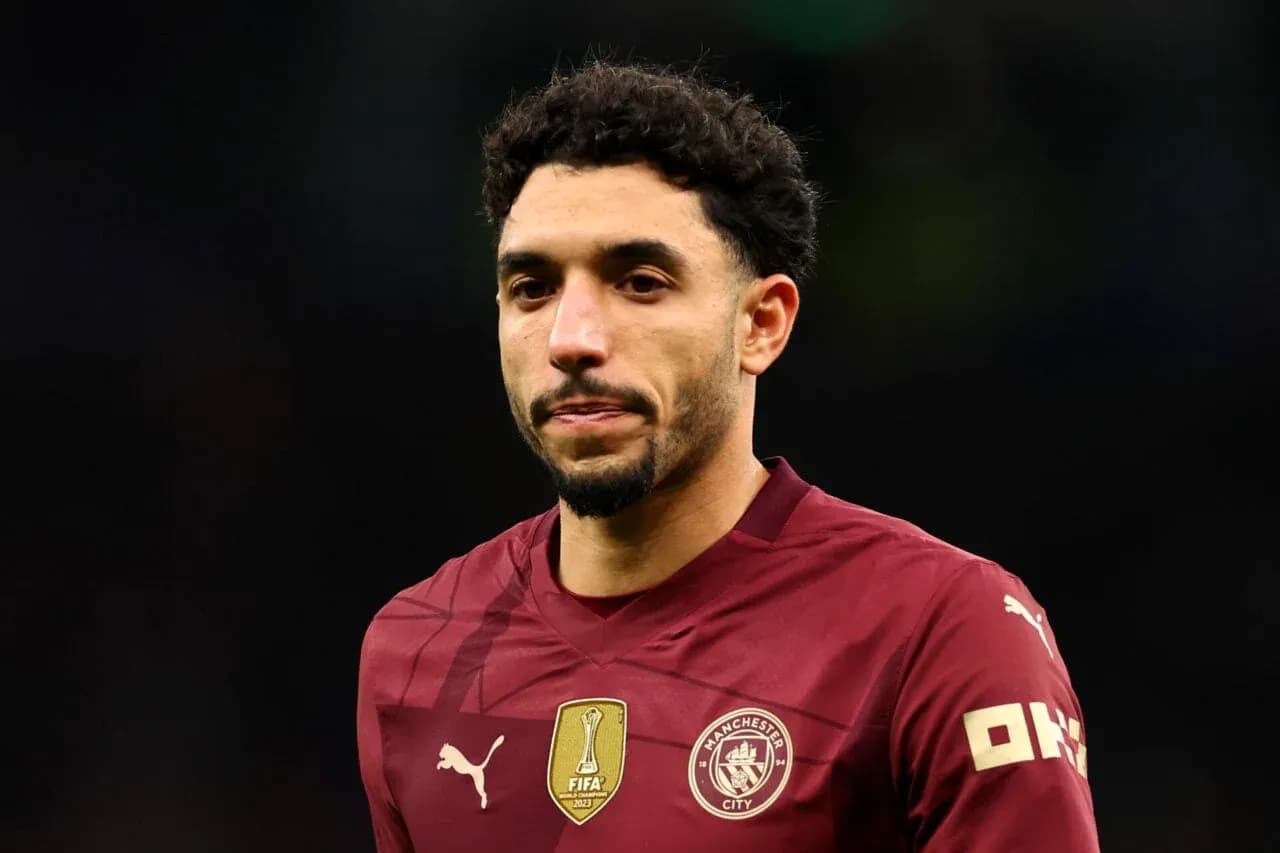 Futbolçu Manchester City formasında meydanda