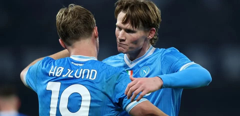 İki futbolçu bir-birinə sarılıb, Napoli formasında