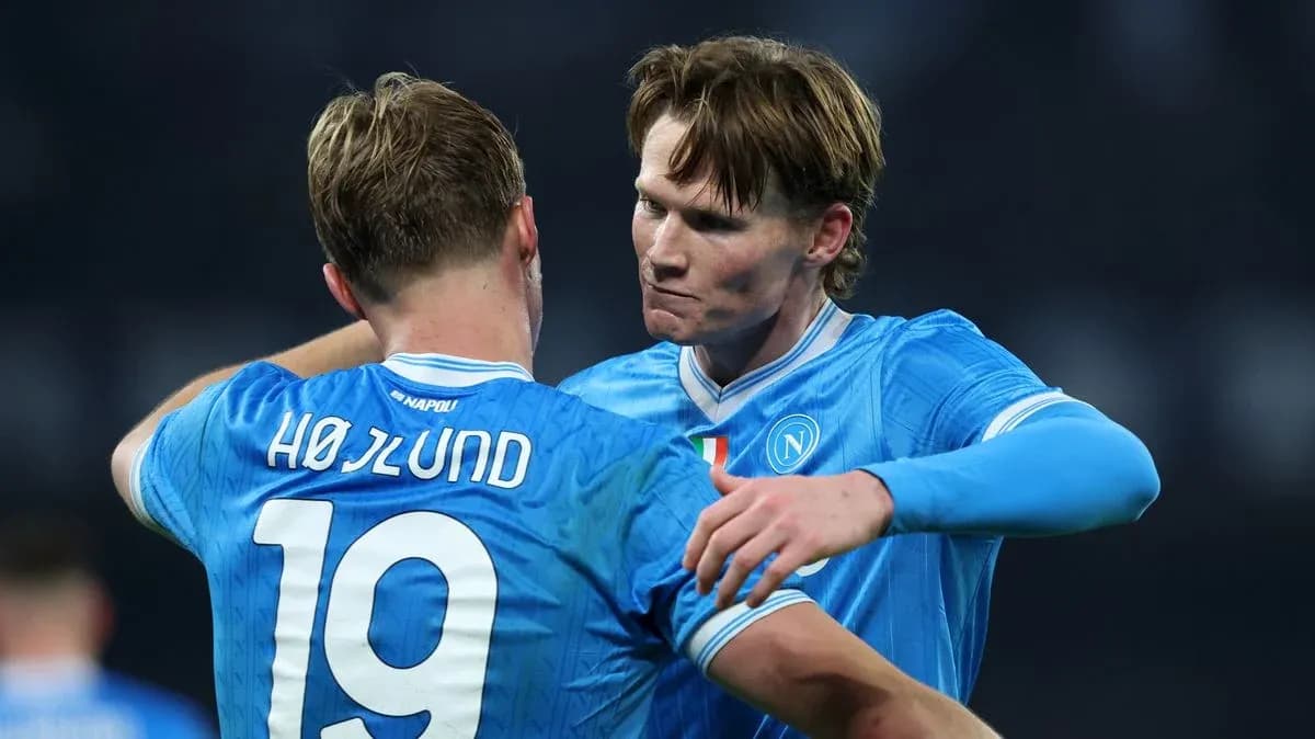 İki futbolçu bir-birinə sarılıb, Napoli formasında