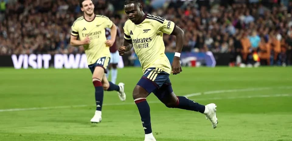 Arsenal oyunçusu qol vurur