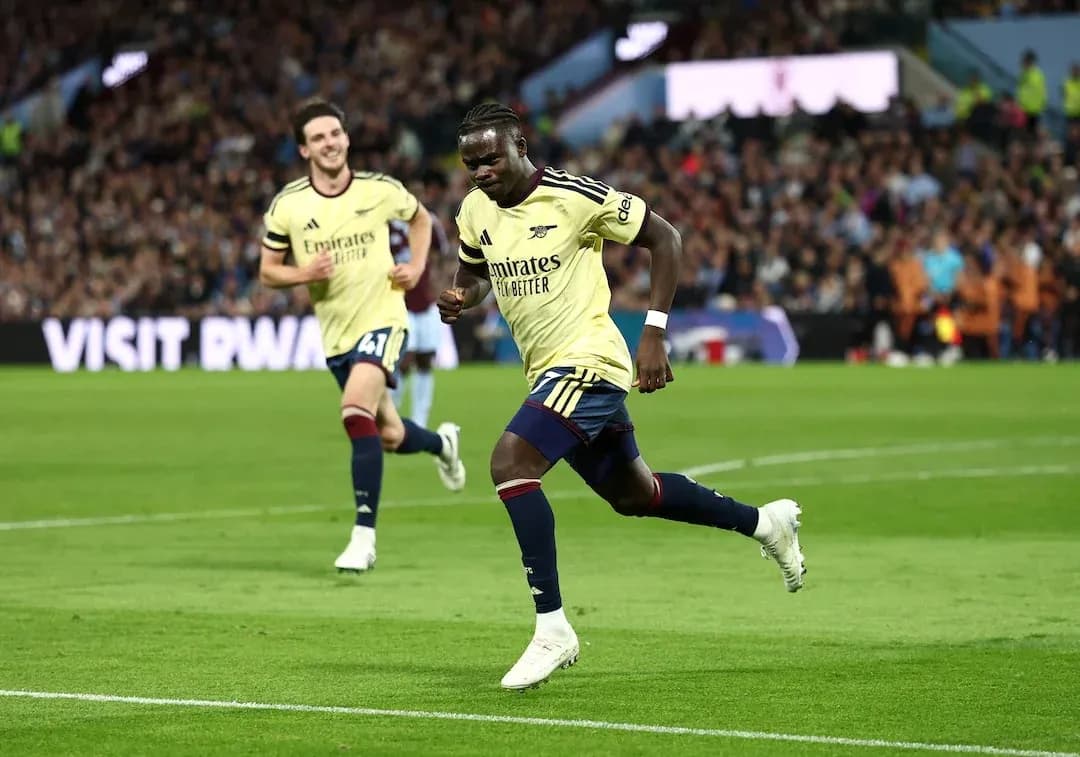 Arsenal oyunçusu qol vurur