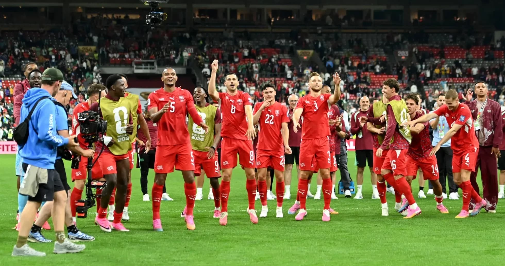 İsveçrə futbolçuları qələbə sevincini yaşayır