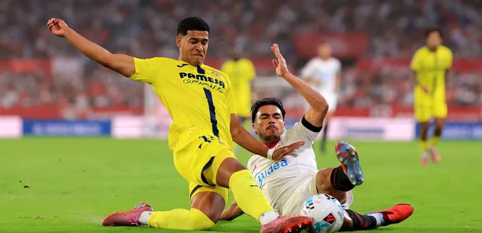 Villarreal və Sevilla futbolçuları mübarizə aparır